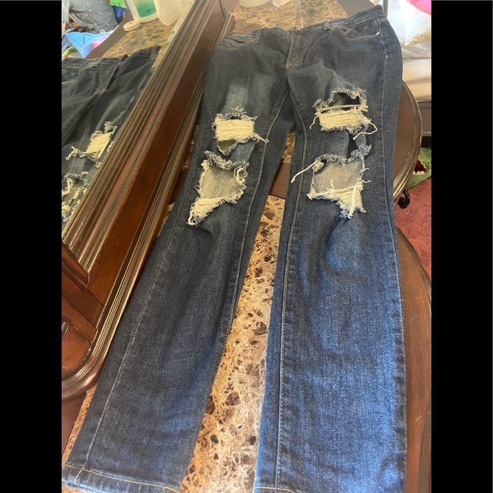 Very cool wripped up jeans